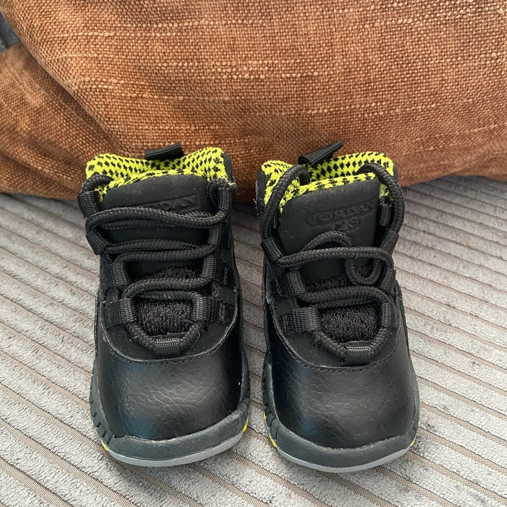 Nike Kids Black and Yellow Sneakers